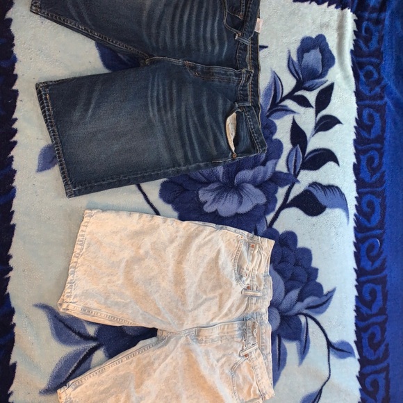 (2 pairs) Levi’s jean shorts - Picture 3 of 3